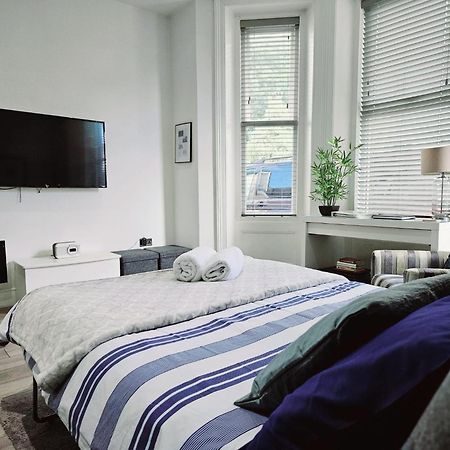 Stylish Apartment In Victorian Conversion Free Parking & Private Patio Close To Beach Town Centre & Bic Bornemouth Extérieur photo