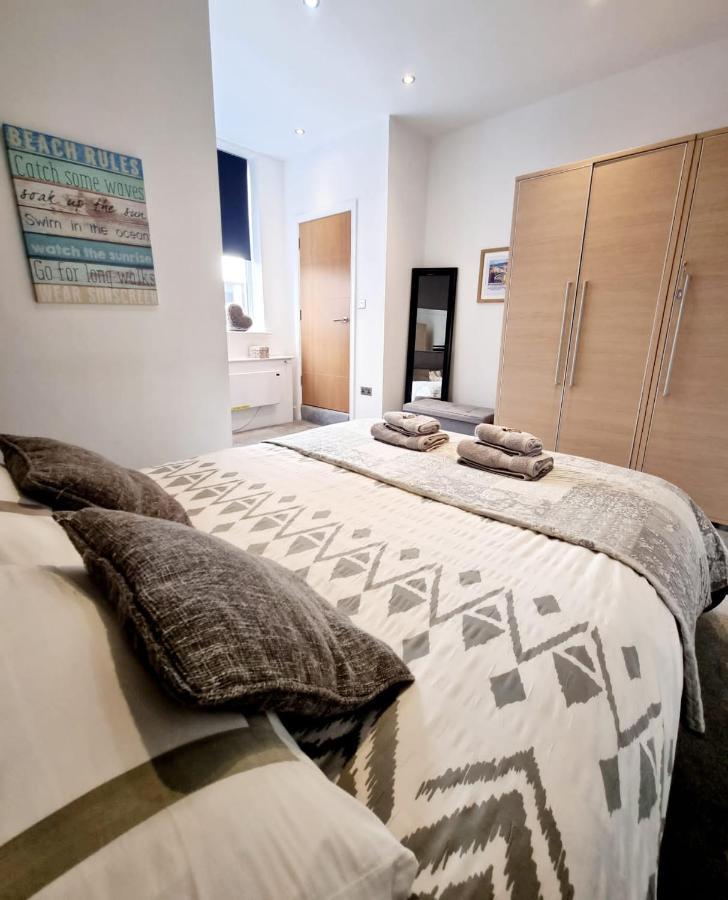 Stylish Apartment In Victorian Conversion Free Parking & Private Patio Close To Beach Town Centre & Bic Bornemouth Extérieur photo